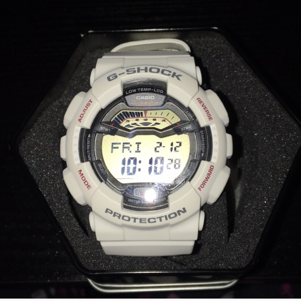 Men’s white G-Shock watch W.R. 20 bar